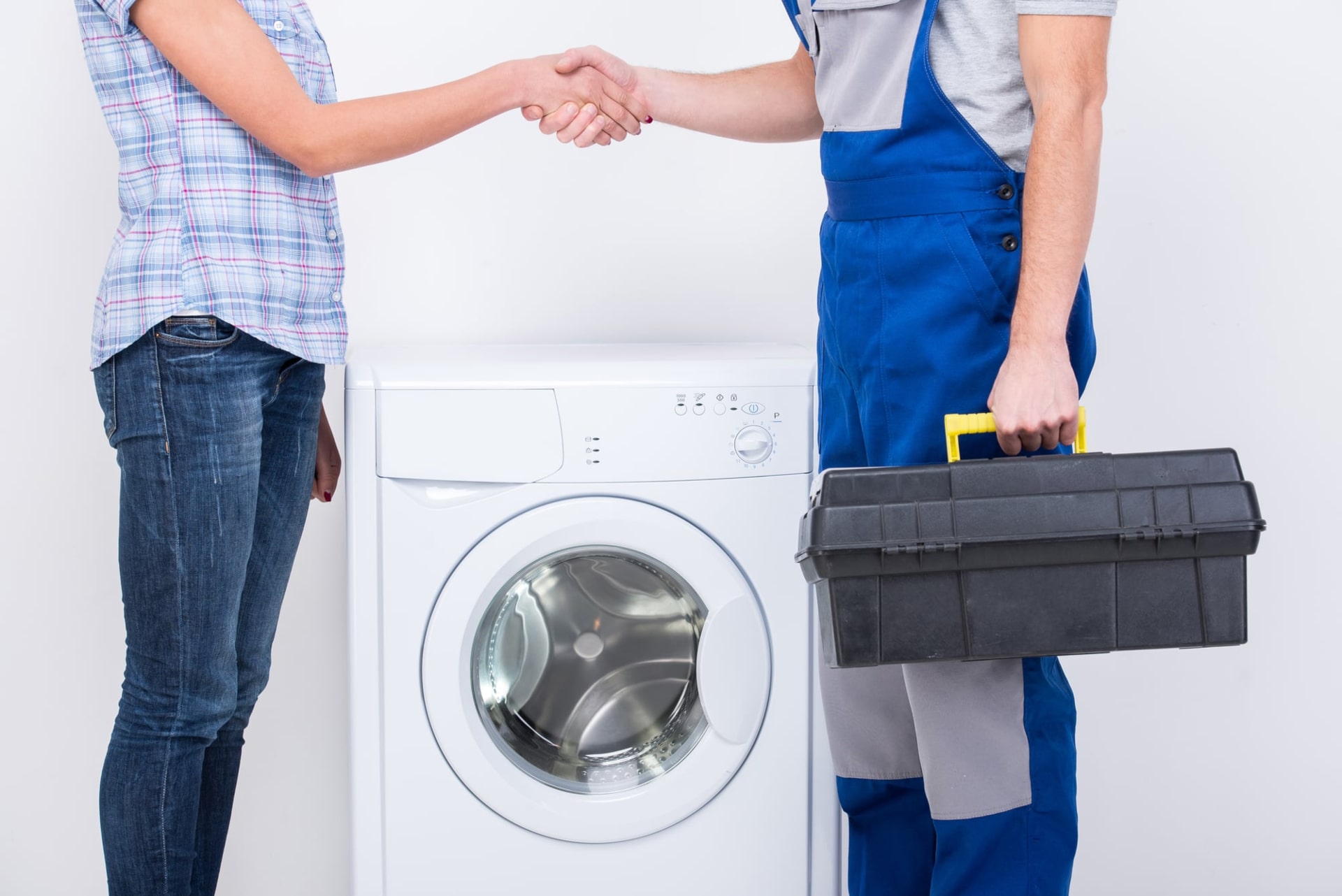 Foto de técnico reparando un lavavajillas