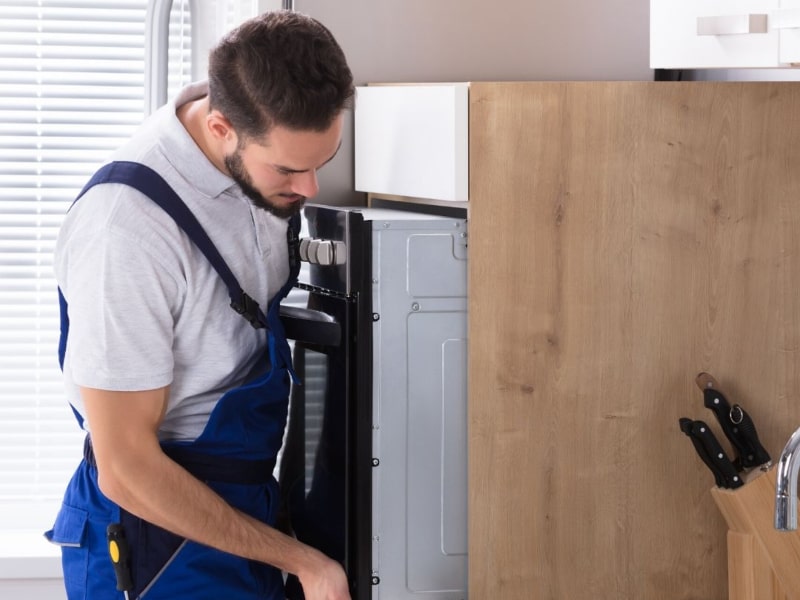 Técnico Reparando Horno Nibels