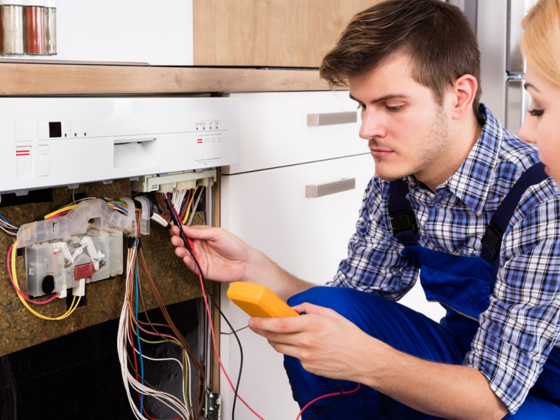 Técnico Reparando Lavavajillas Nibels